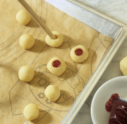 Making Husarenkrapfen (Hussar cookies)