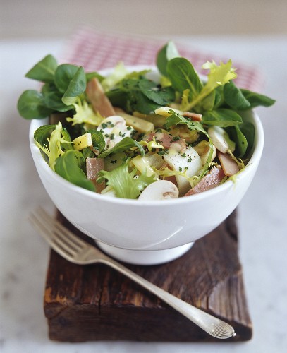 Mixed salad with Gruyère cheese, mushrooms and ham