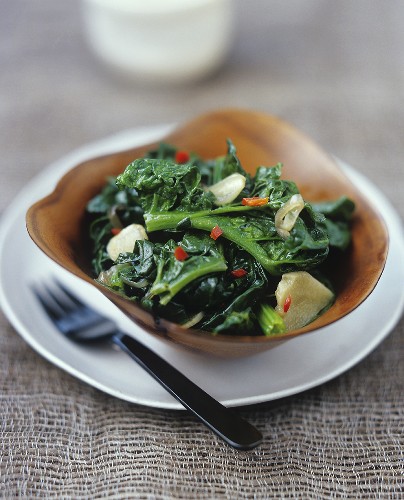 Fried spinach with garlic