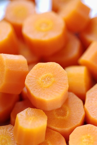 Gedämpfte Karotten in Scheiben geschnitten
