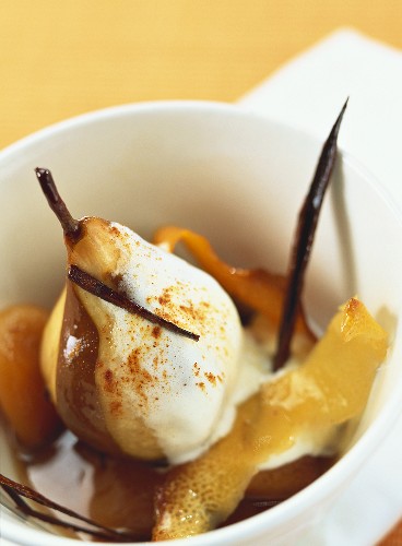 Baked pear with apricots