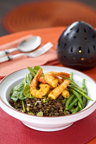 Lentil salad with spinach, beans and shrimps