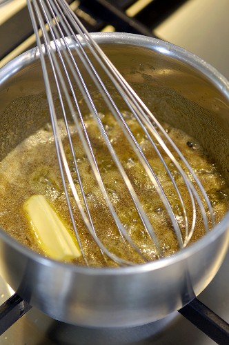 Making sauce for bagna cauda