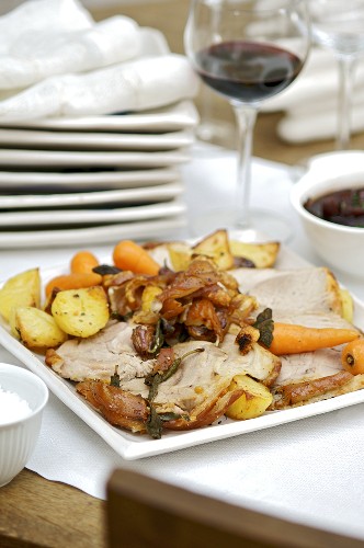 Knuckle of pork with potatoes, carrots and apple sauce