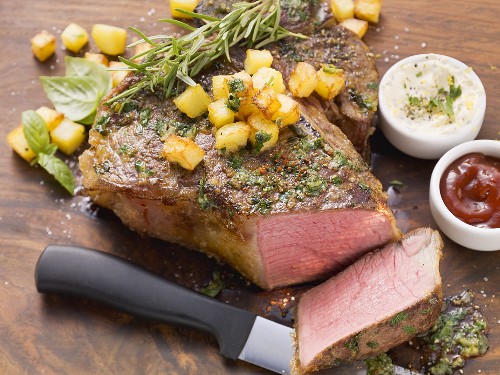 Porterhousesteak mit Kartoffelwürfeln und Dips