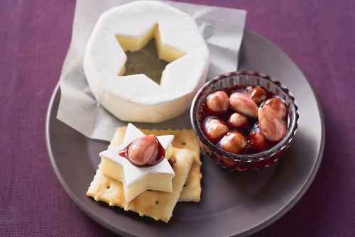 Nuts in red wine syrup with cheese and crackers