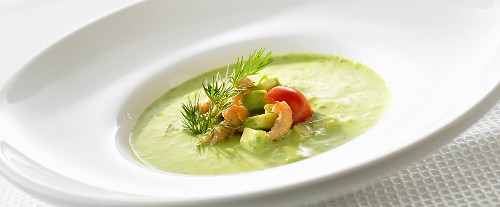 Kalte Gurkensuppe mit Kefir, Avocado und Krabben