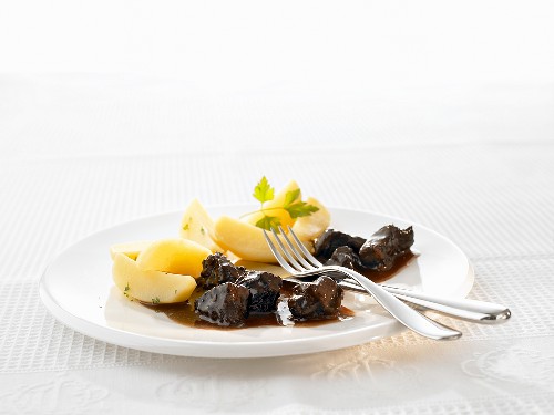 Braised ox cheeks in red wine sauce with boiled potatoes