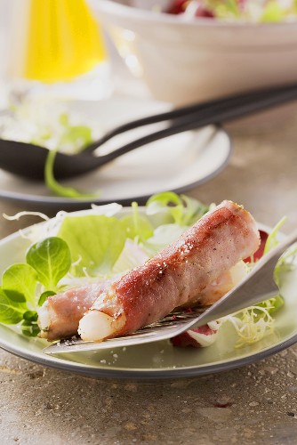 Black salsify and ham rolls with a winter salad