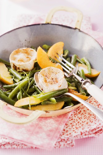 Bohnensalat mit Pfirsich und gegrilltem Ziegenkäse