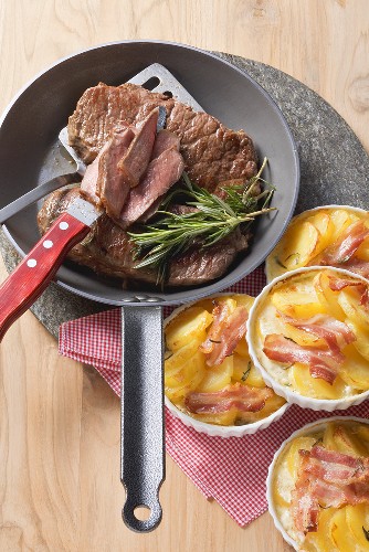 Rindersteak mit Speck-Gratin