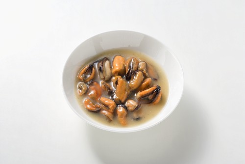 Shelled mussels in cooking liquid