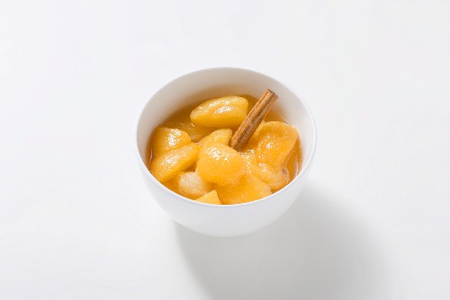 Aprikosen-Pfirsich-Kompott mit Zimtstange