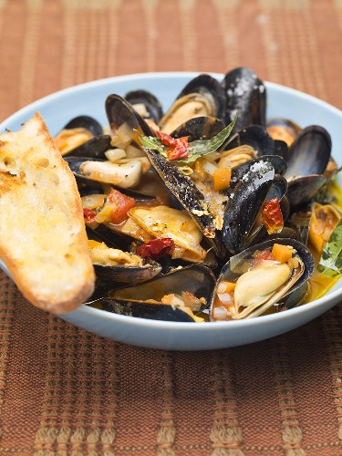 Cozze alla barese (Mussels in wine & vegetable broth, Italy)