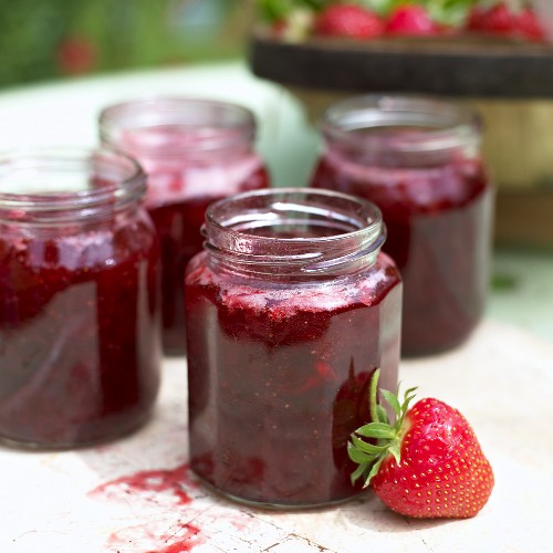 Erdbeermarmelade in mehreren Gläsern