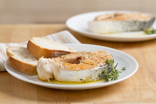 Gebratene Lachssteaks mit Rosmarin und Weißbrot