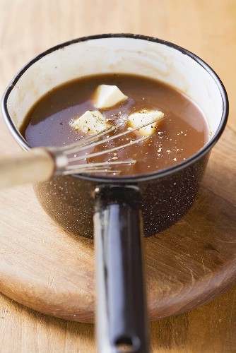 Kalbsbratensauce mit Butterwürfeln verfeinern