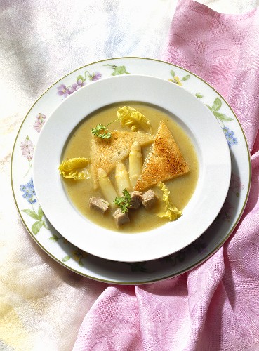 Spargelsuppe mit Kalbfleisch