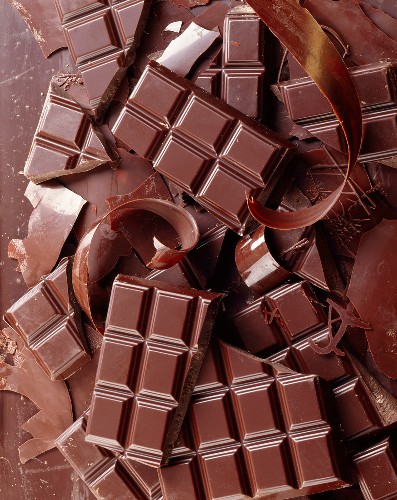 Zerbrochene Schokoladentafeln und … – Bilder kaufen – 60138462 StockFood
