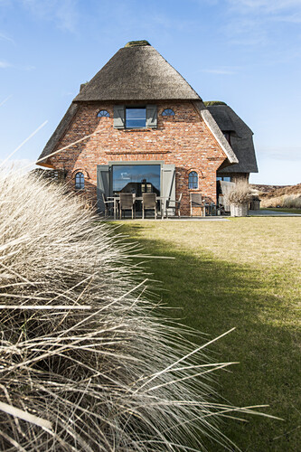 Modern Eingerichtetes Reeddachhaus Auf Bild Kaufen 71099266