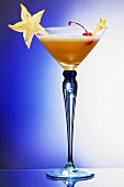 Sternstunde (Cocktail, garniert mit Sternfrucht & Kirsche)