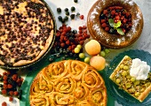 Four fruity yeast cakes
