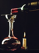 Eine Rotweinflasche aus dem Château Palmer wird dekantiert