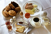 Frühstück mit Käse, Wurst, Marmelade, Kaffee & Tomatensaft