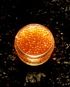 Ein geöffnetes Glas Lachskaviar