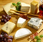 Mehrere Käsesorten-Ein Stück Bergkäse,ein Stück Weinkäse u.a.