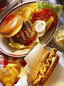 Zwei amerikanische Snacks: Hamburger & Hot Dogs