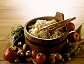 Sauerkraut im Holzfaß mit Gemüse-Obst-Arrangement