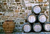 Olivenölbottich und Weinfässer in Badia a Passignano, Toskana