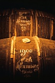 Cognac-Fässer aus dem Jahr 1900 im Keller von Hennessy,France