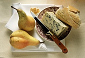 Stillleben mit Käse (Saint Agur), Birnen und Baguette