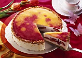 Sahne-Erdbeer-Torte mit Krokantstreuseln