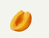 Eine Aprikosenhälfte