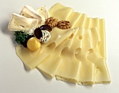 Drei verschiedene Sorten Käse in Scheiben aufgeschnitten