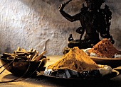 Indische Gewürze: Currypulver & Chilipulver in Schalen