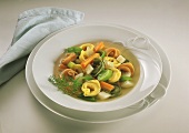 Minestrone mit Gemüse & bunten Tortellini