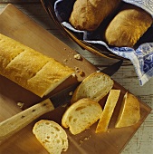 Ein Baguette angeschnitten auf Holzbrett