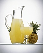 Ananassaft im Glas & in Karaffe, Deko: frische Ananas