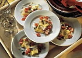 Ravioli mit marinierten Tomaten, Kapern & Basilikumstreifen