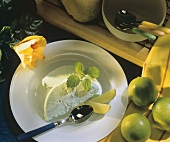 Zwei Scheiben Curacao-Joghurt-Eis, Deko: Limetten