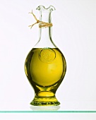 Eine Glasflasche Olivenöl