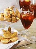 Baked grapes, tartlets and cocktail