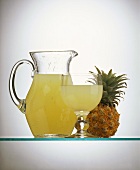 Ananassaft in Karaffe & Glas & frische Ananas