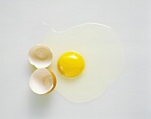 Ein aufgeschlagenes Ei, braune Schale