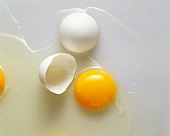 Aufgeschlagene Eier mit weißer Schale