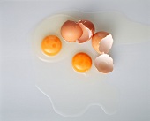 Zwei aufgeschlagene Eier, Schale braun